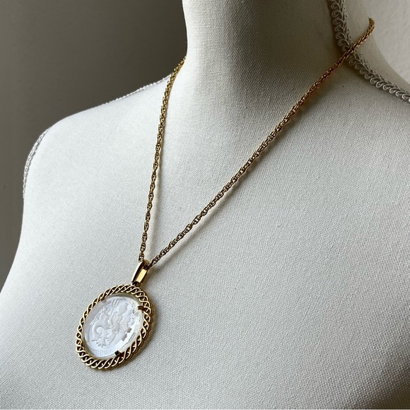 TRIFARI | VTG | NEPTUNE POSEIDON Intaglio Pendant Gold Tone 20" Necklace - Picture 9 of 11